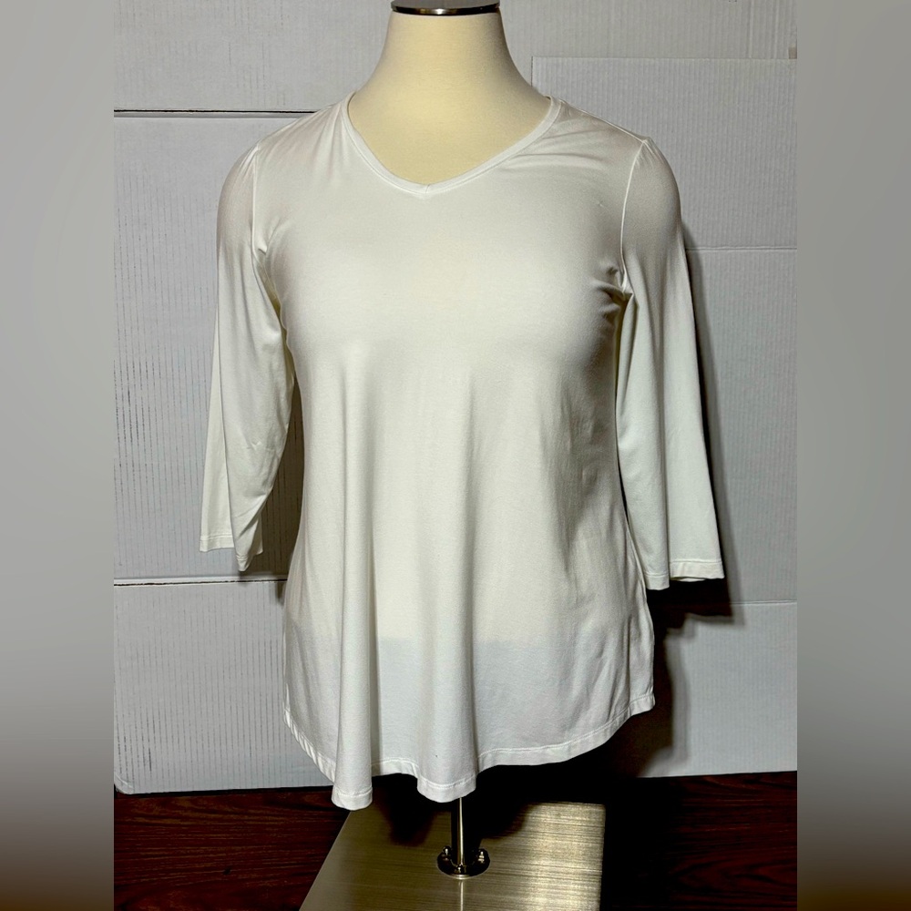 JM Collection 1X Women's White V-Neck 3/4 length sleeve body flattering top